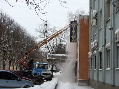Підприємці зчищають сніг та бурульки з дахів