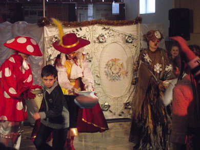 На святковий ранок у полтавському ляльковому театрі вітали дітей з наступаючими святами