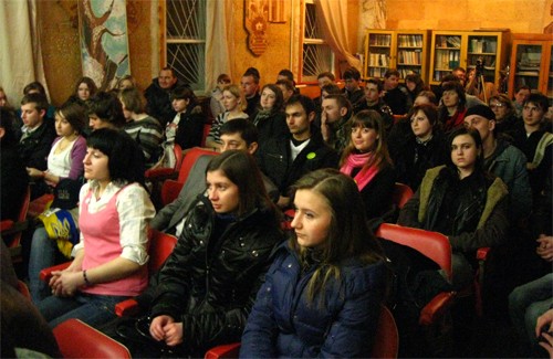 Відвідувачі культурно-мистецької акції «Читай українською!»