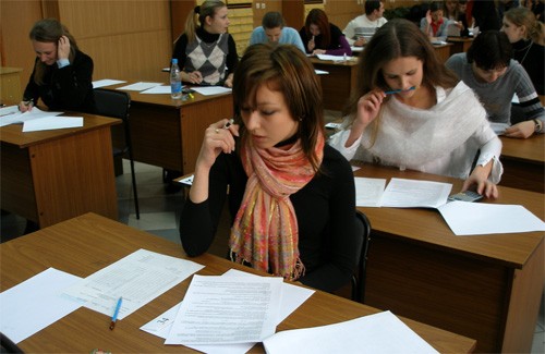 Школьникам разрешили тестирование на разных языках