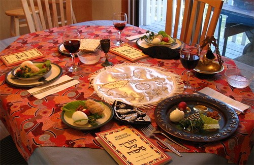 Праздничный стол, приготовленный для пасхального седера