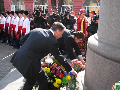 Покладання квітів до пам’ятника Гоголю