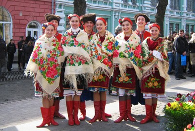 Школярі, одягнені в українські національні костюми