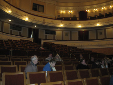 Глядачів у залі менше, ніж акторів на сцені