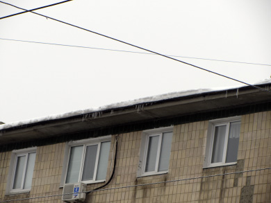 З дахів полтавських будинків падають бурульки