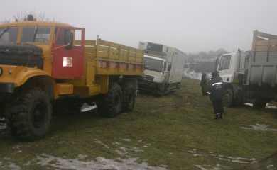 Рятувальники відбуксирували вантажівки, які застрягли на схилі