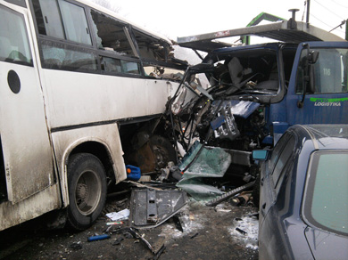 На Полтавщині в пасажирський автобус врізалась вантажівка