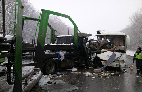 На Полтавщині в пасажирський автобус врізалась вантажівка