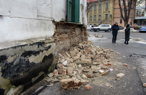 В центре Полтавы обрушилась стена жилого дома