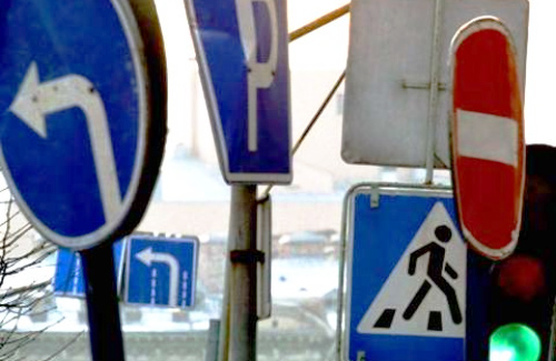 Згідно з нововведенням, дорожні знаки мають перевагу перед дорожньою розміткою