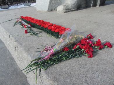 Цветы у Мемориала Солдатской Славы