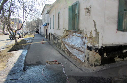Обвалену стіну будинку на Паризькій комуні заліпили целофаном