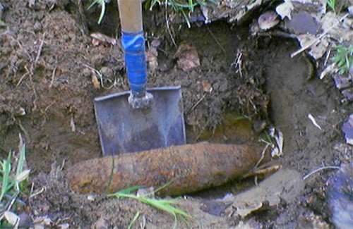 На огороде частного дома раскопали боевой артиллерийский снаряд