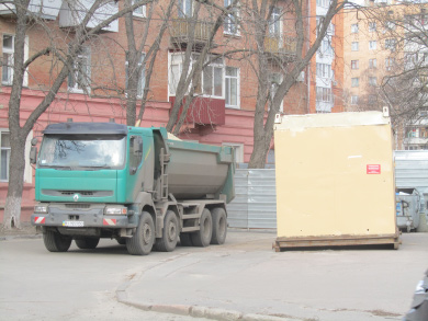 У Полтаві приймальню нардепа «підперли» вантажівкою