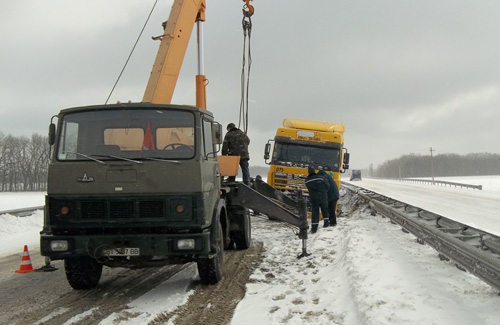 Полтавські рятувальники витягнули зі снігового полону 9 вантажівок