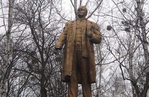 Невідомі пошкодили пам’ятник Леніну в селищі Комишня