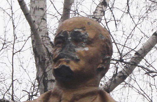 Пошкоджений пам’ятник Леніну в Комишні