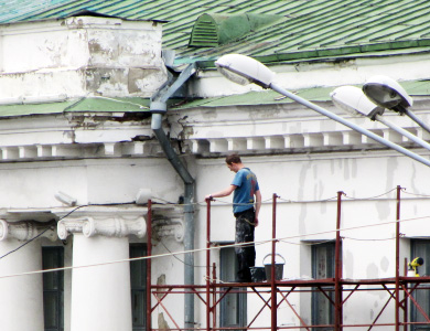 У будівлі Полтавської обласної ради профспілок ремонтують фасад