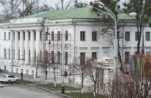 У будівлі Полтавської обласної ради профспілок ремонтують фасад