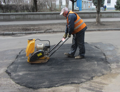 «Полтававодоканал» ремонтує дороги в центрі міста