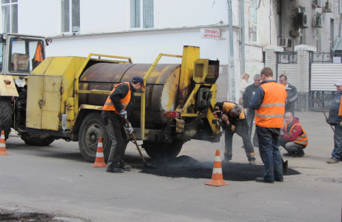 «Полтававодоканал» ремонтує дороги в центрі міста