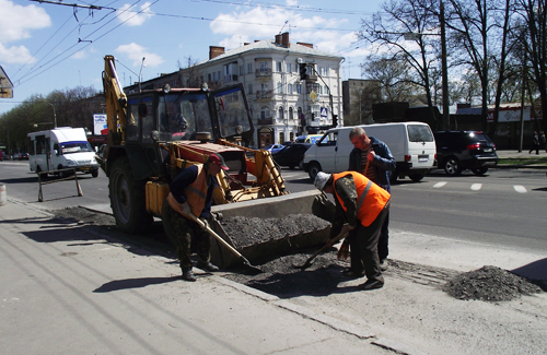 У Полтаві на вулиці Фрунзе проводять ямковий ремонт дороги