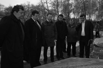 Керівники області й міста перевіряють хід робіт з реконструкції Меморіалу Солдатської Слави