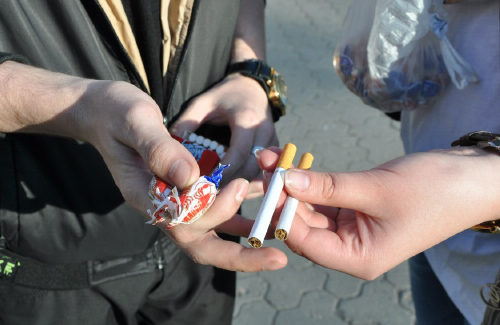 Обмін цигарок на цукерки