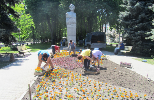 Біля пам’ятника Лялі Убийвовк висаджують квіти