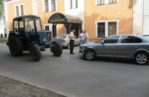 В Полтаве трактор протаранил «Skoda Octavia»