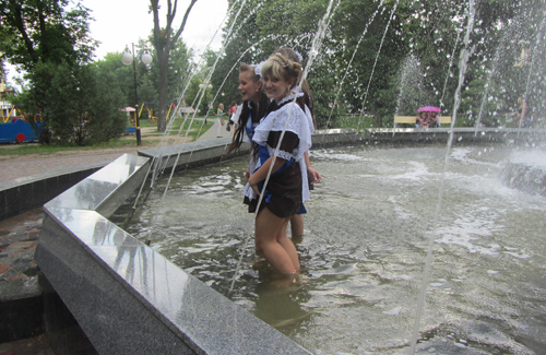 Полтавские выпускницы купаются в фонтане