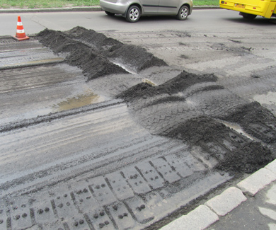 У Полтаві ремонтують дорогу біля зупинки «Університет»