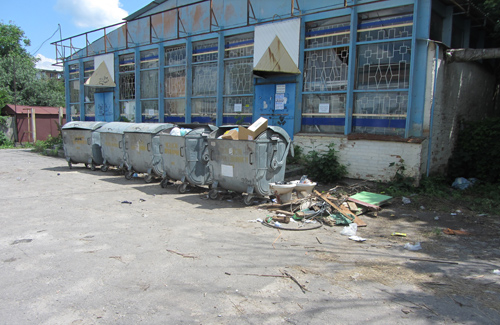 В Полтаве возле 5-ой больницы свалена куча мусора