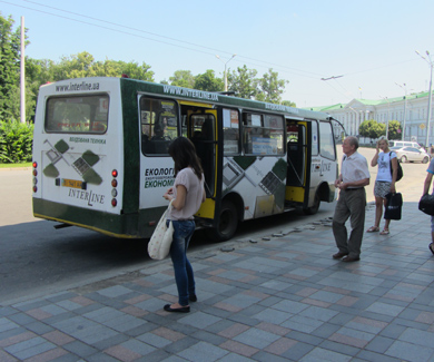 У Полтаві більшість пасажироперевізників ігнорують під’їзд до бордюру на зупинках