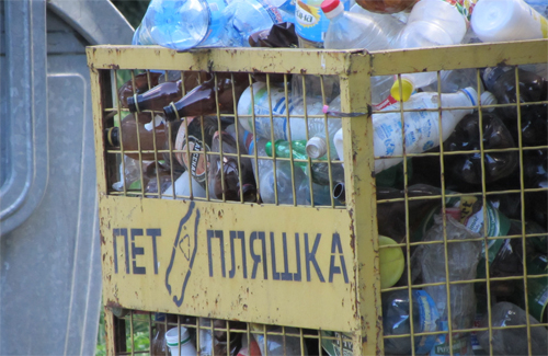 В Полтаве переполнены контейнеры с использованными ПЭТ-бутылками