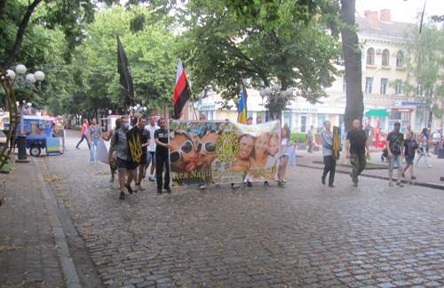 Мітингувальники крокують вулицею Жовтнева