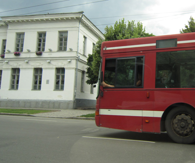В Полтаве водитель управляет автобусом без одной ноги