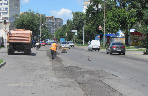 У Полтаві на вулиці Кагамлика проводять ямковий ремонт дороги