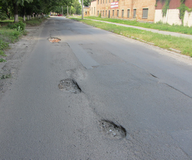 Минулорічний ремонт дороги на Ціолковського видно далеко не скрізь