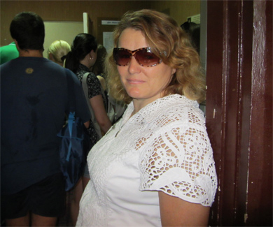 Елена Ивановна на фоне очереди внутри здания