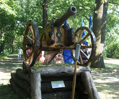 У Дендропарку встановили точну копію гармати козацьких часів та облаштували місця для відпочинку