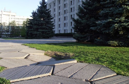 Бетонные плиты, вымощенных перед зданием Полтавской облгосадминистрации, уходят под землю