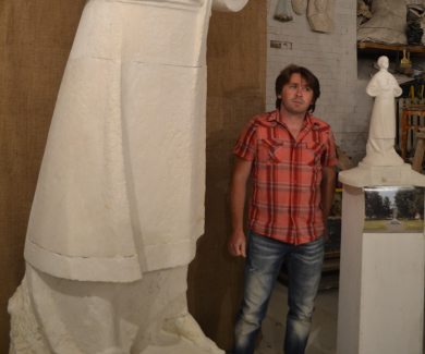 Скульптор Віталій Андріанов поряд із макетом пам'ятника Григорію Сковороді