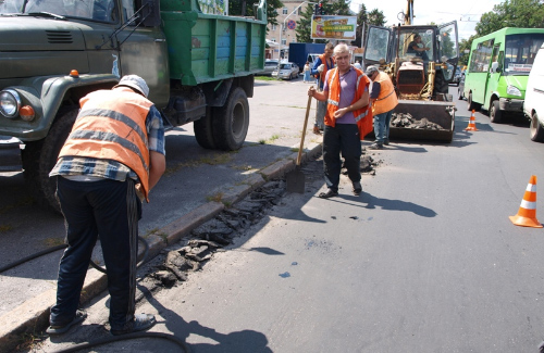 Робітники КП «Міська ШЕД» ремонтують дорогу