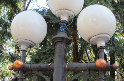 Фонарный столб в Березовом сквере