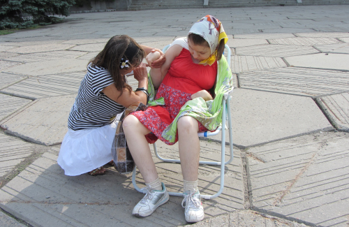 Надія Кучеренко з дочкою під стінами Полтавської ОДА