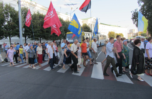 Мітингувальники переходять дорогу