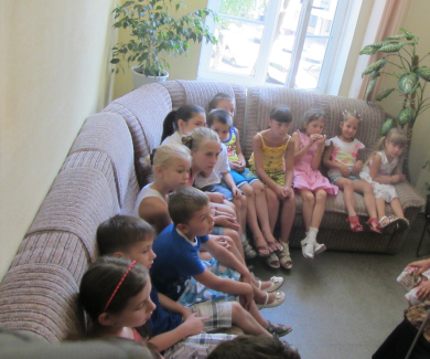 Дети сидят в кабинете Наталии Дороховой