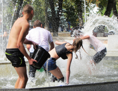 В Полтаве устроили ежегодную «водную войну» в центре города