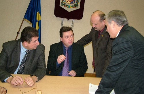 Володимир Марченко (по центру)